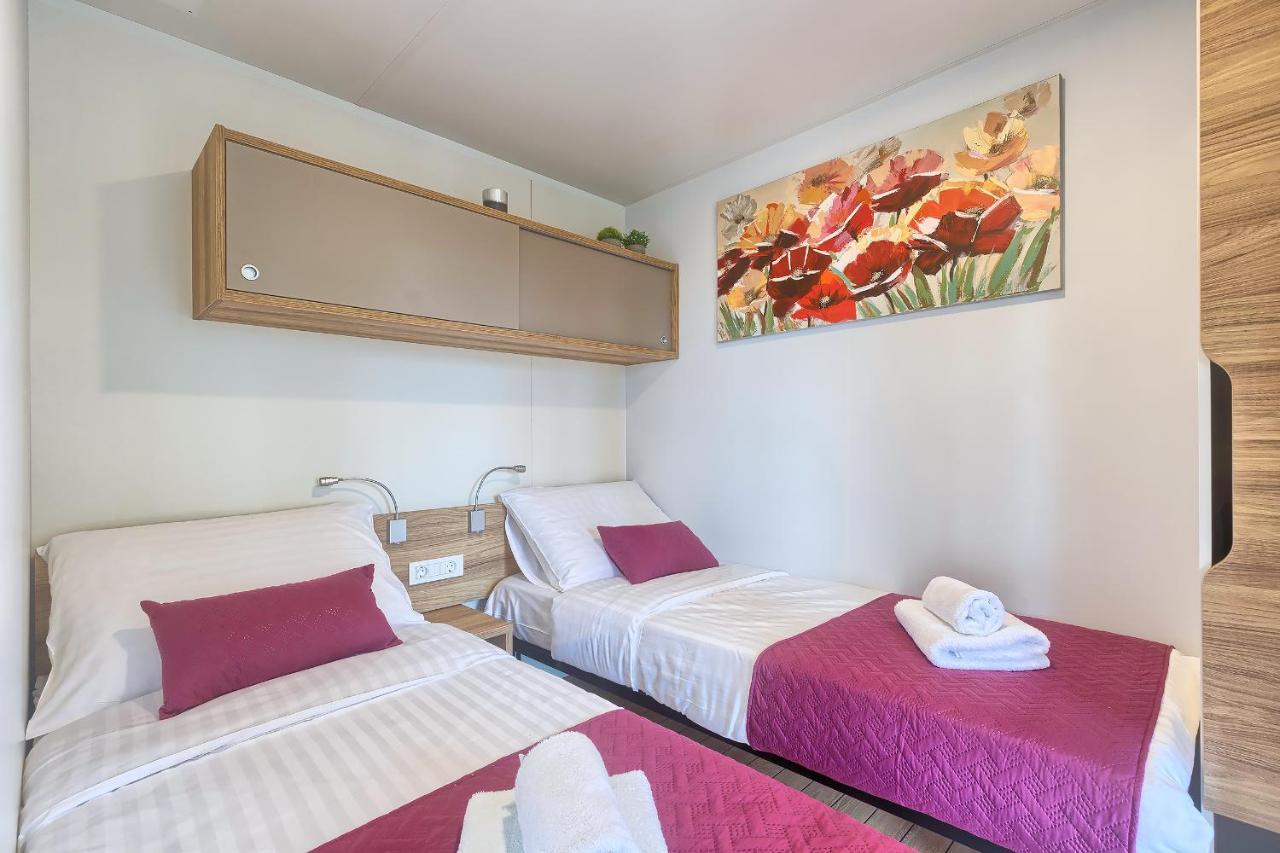 Total Escape Mobile Home Nera Camp Porton Biondi Rovinj Exteriör bild